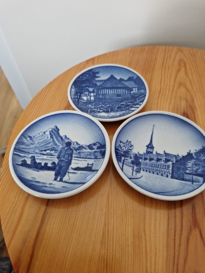 3 st Royal Copenhagen Tallrikar ca 8 cm i diameter