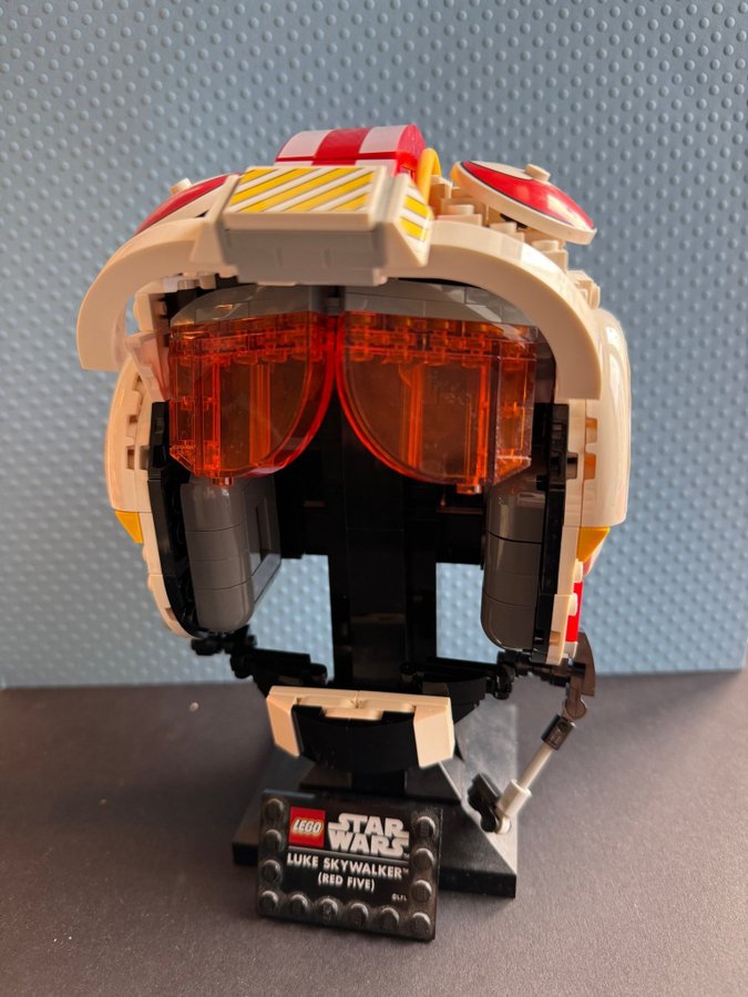 LEGO Star Wars 75327 Luke Skywalker (Red Five) - X-Wing Pilot Helmet