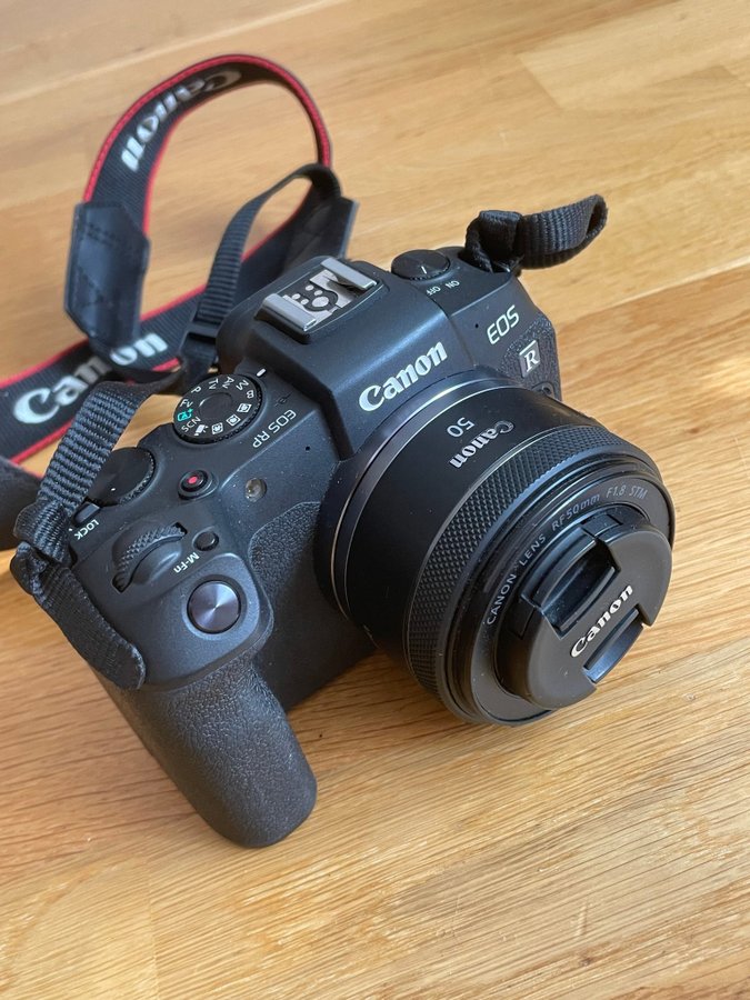 Canon EOS R50 med objektiv