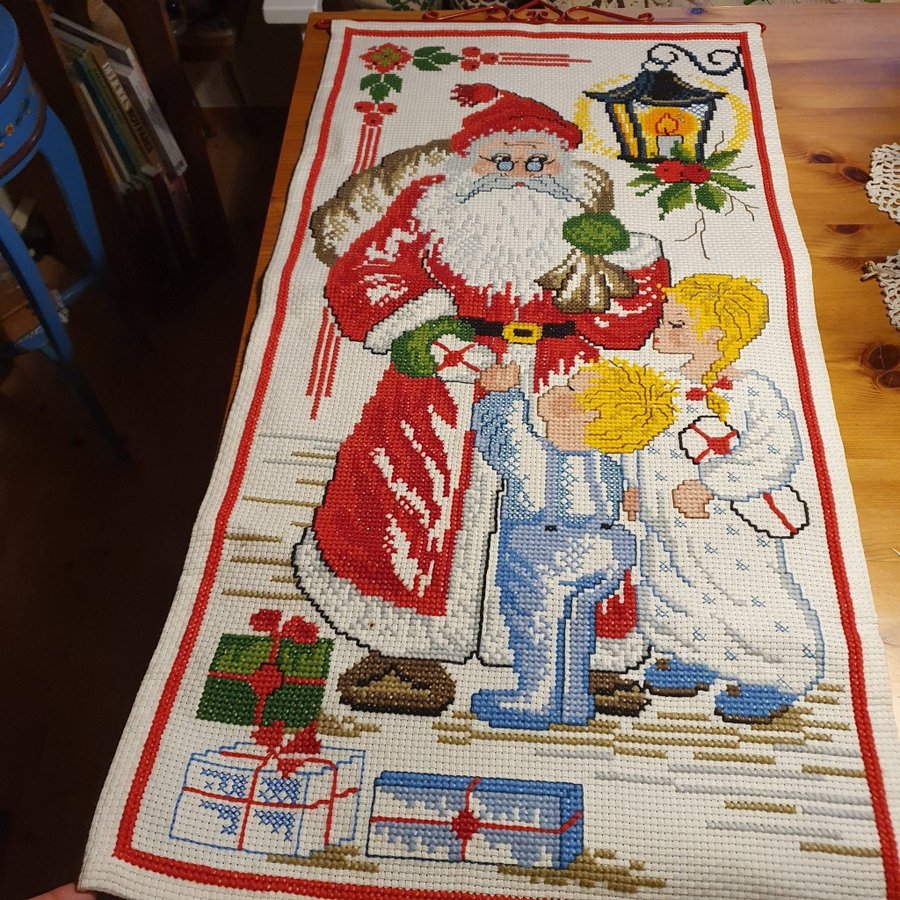 Stor handbroderad vepa bonad tomte barn jul vintage jultextil