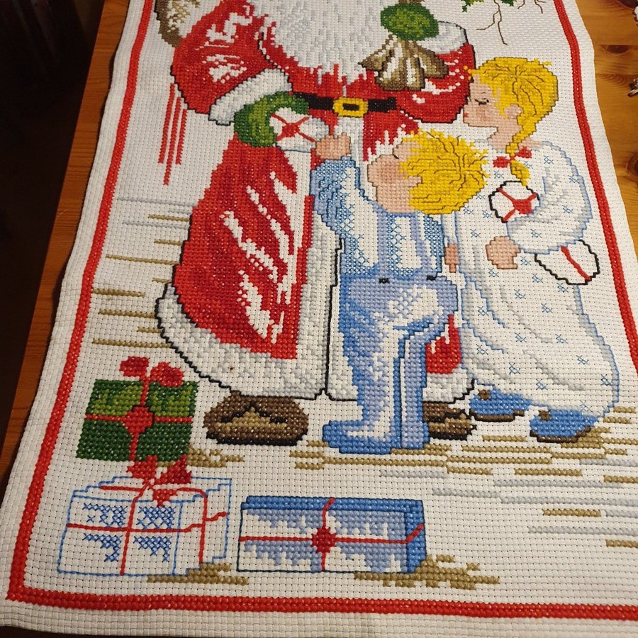 Stor handbroderad vepa bonad tomte barn jul vintage jultextil