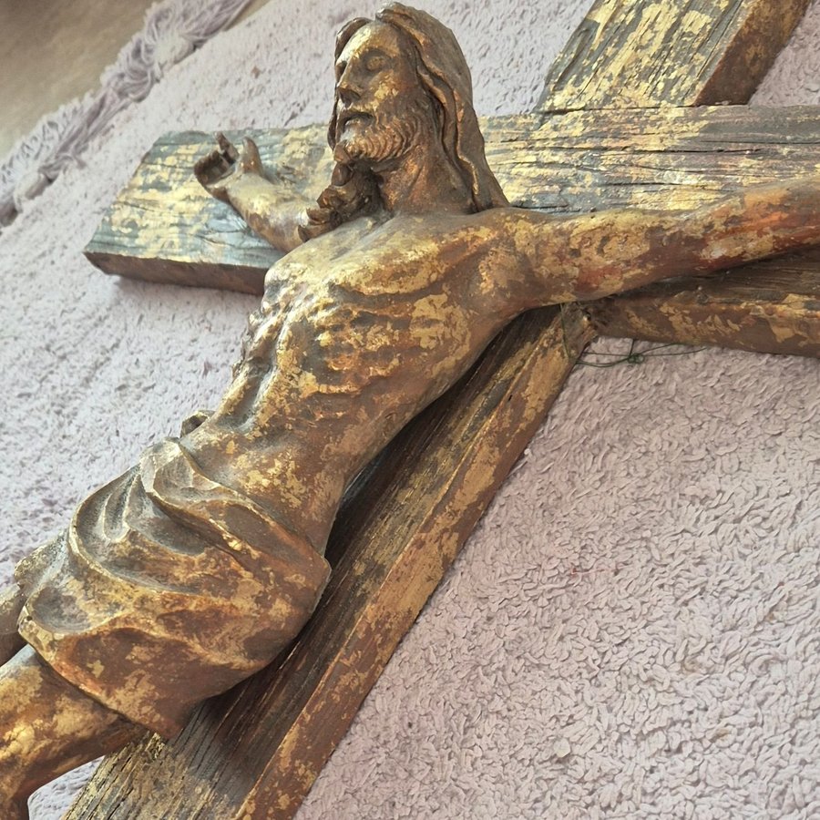 Gammalt träkors med Jesusfigur Jesus på korset