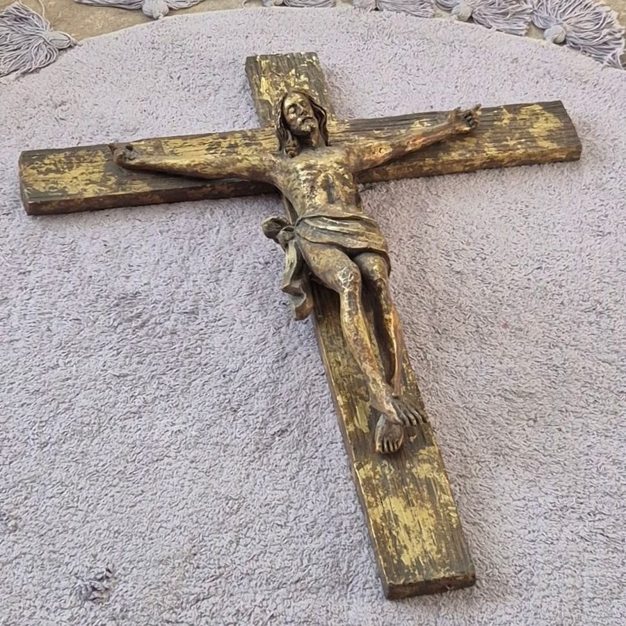 Gammalt träkors med Jesusfigur Jesus på korset