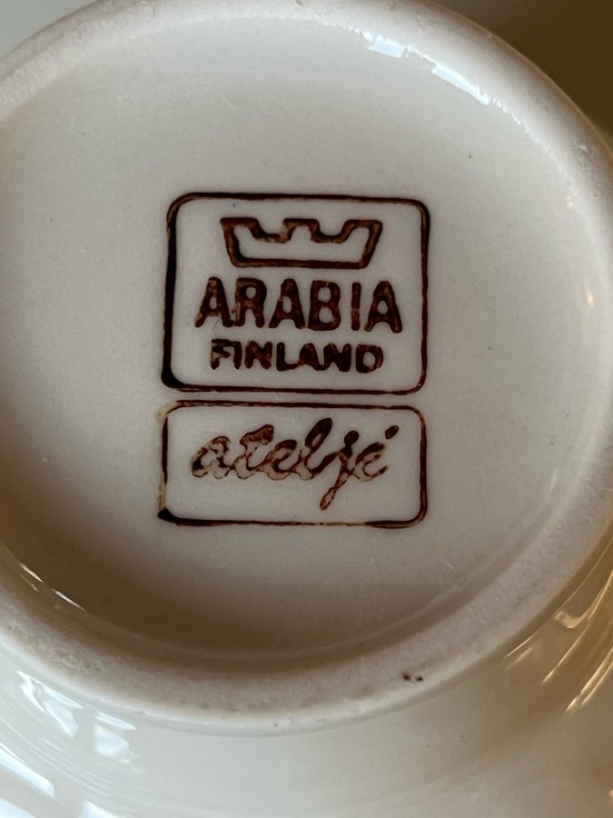 Ljuslykta från Arabia Ateljé. 8 cm hög.