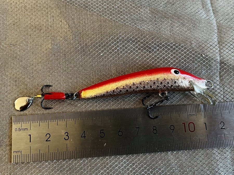 fin ädelfisk/abborre wobbler 5 gr / 7 cm + locksked nya Owner krok