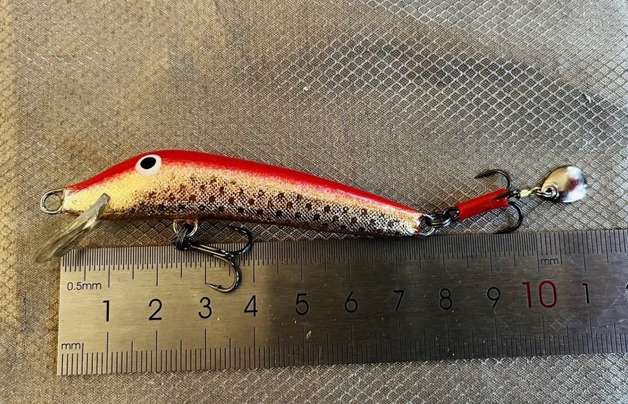 fin ädelfisk/abborre wobbler 5 gr / 7 cm + locksked nya Owner krok