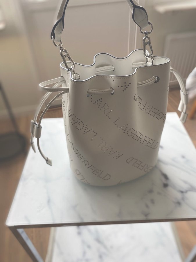 Karl Lagerfeld White Bucket Bag (Utgången) NYSKICK