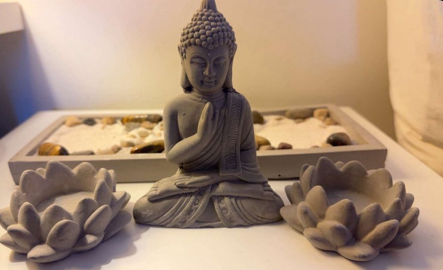 Buddhastaty med lotusljusstakar