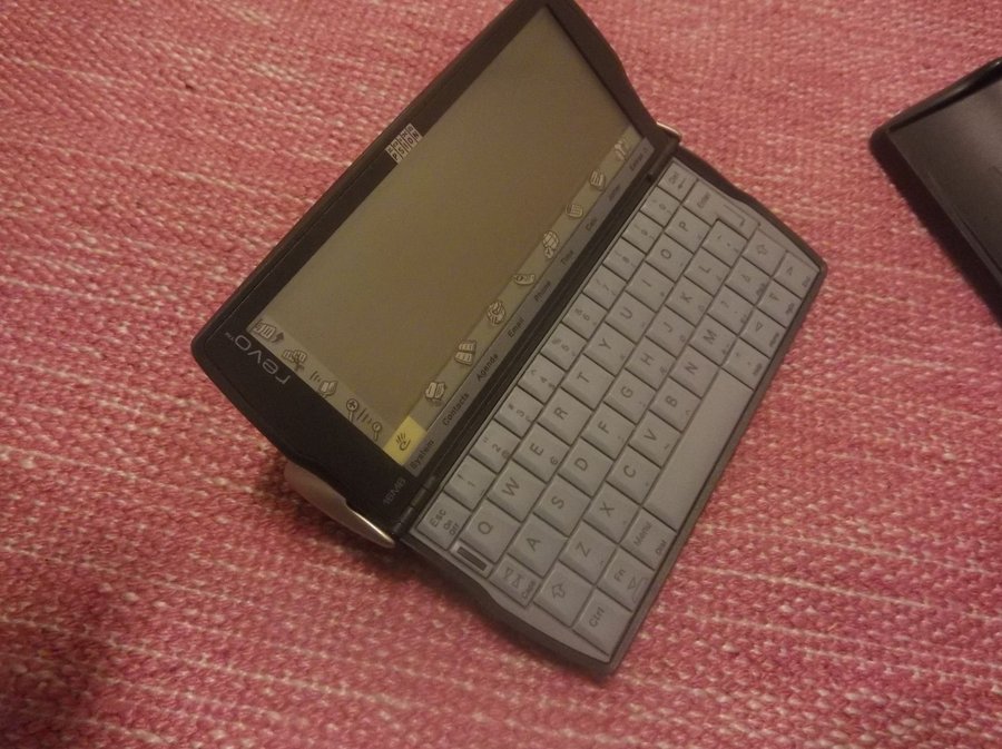 Retro handdator, Psion Revo Plus. Dåligt skick/halvdefekt