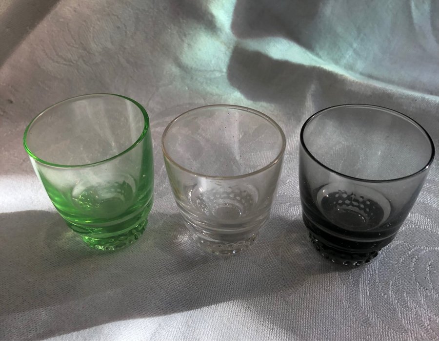 Tre små likör/snaps-glas. Glimma glasbruk