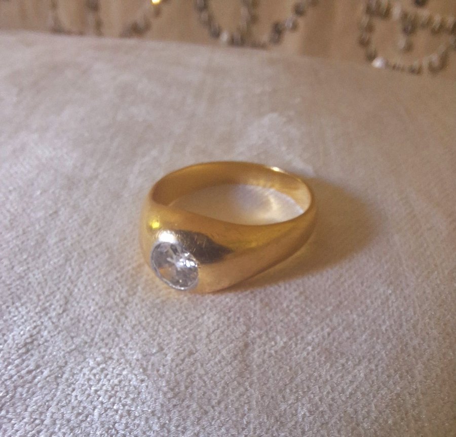 Guldring 18K med fin diamant 08ct - med värderingsintyg