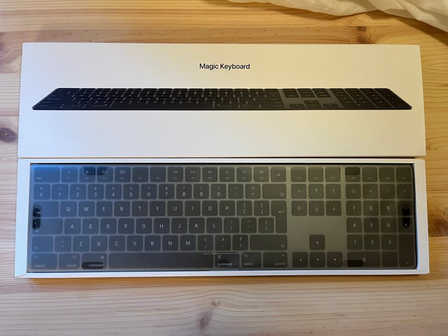 Apple Magic Keyboard Svenskt Tangentbord med NumPad - Space Grey Svart