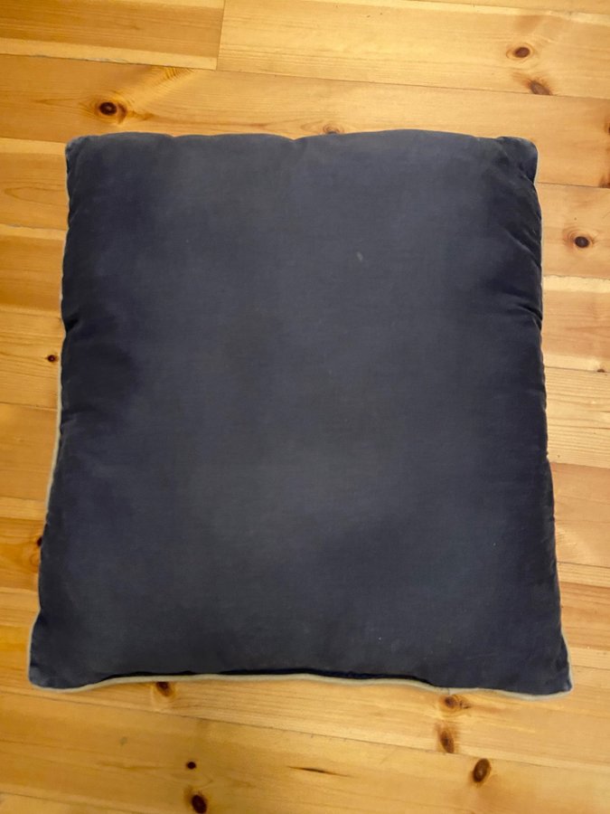 4 stora kuddar 65*60 cm + 2 mindre 52*48 cm