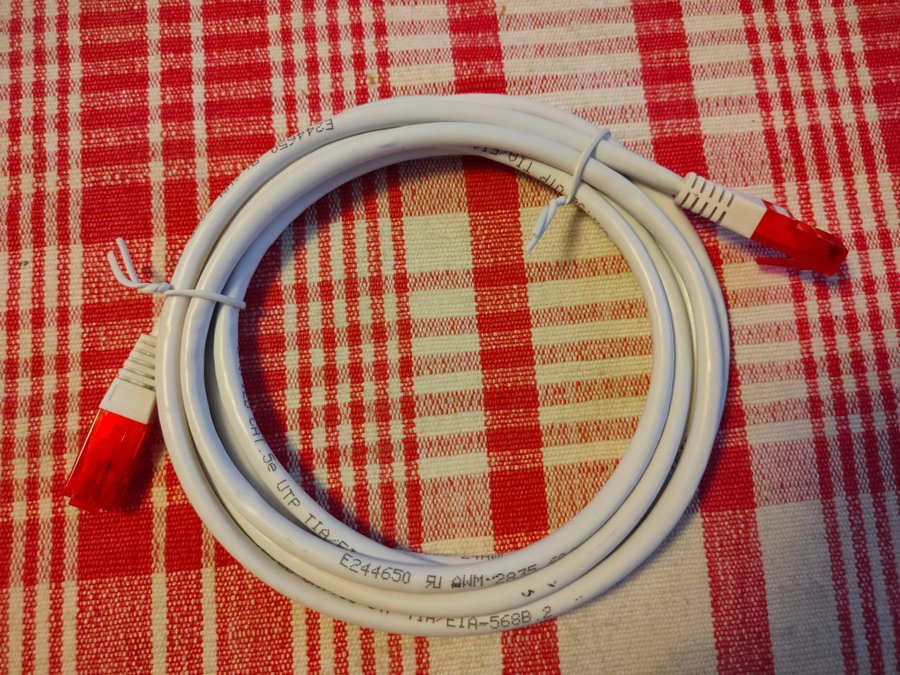 2m vit RJ-45 CAT 5e UTP kabel