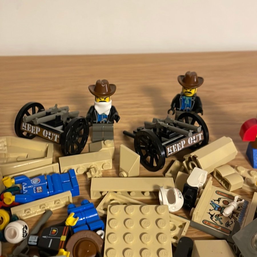 Lego -90tal bitar och gubbar Adventurers, Fright Knights, Western och mer