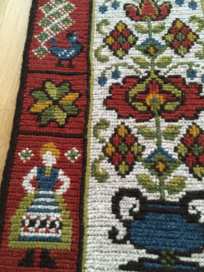 Vintage, handbroderad väggbonad i twistsöm. Välgjord! Fint skick.