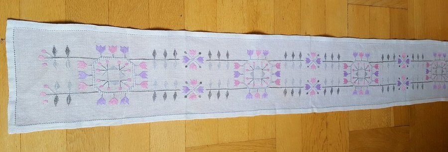 Retro vintage löpare lila o rosa. Handbroderad duk vepa