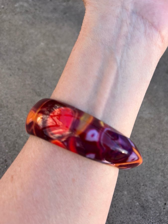 Desigual armband armring bangel i rött med guldig text