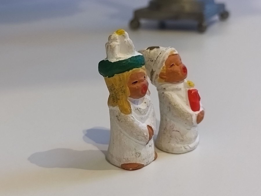 Två äldre små julfigurer i keramik, Lucia och stjärngosse