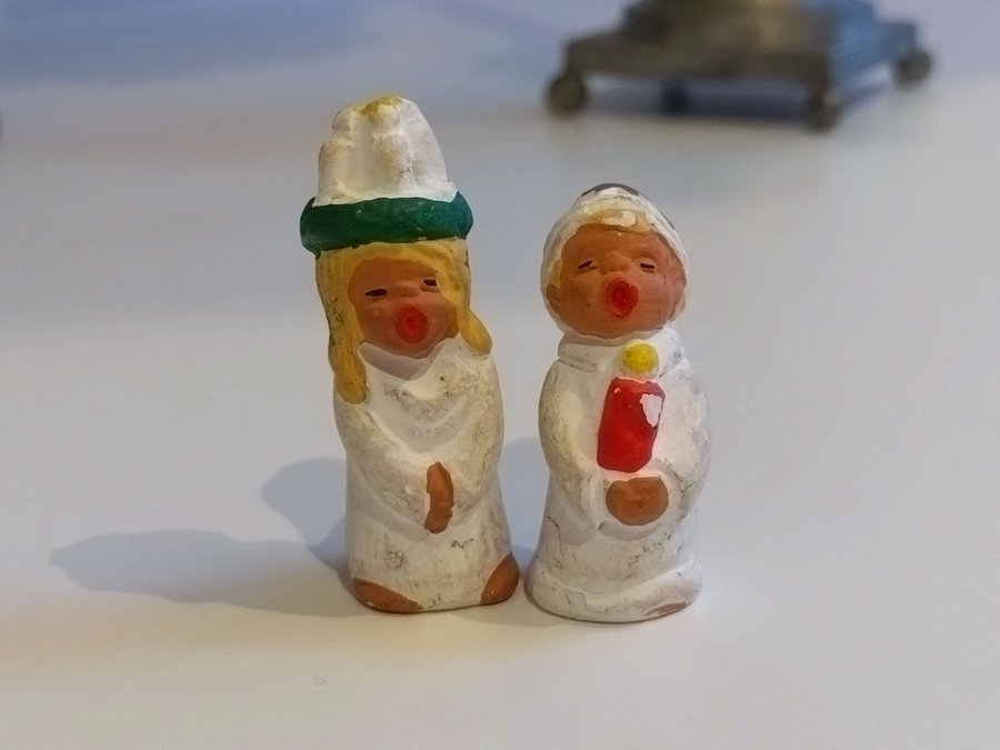 Två äldre små julfigurer i keramik, Lucia och stjärngosse