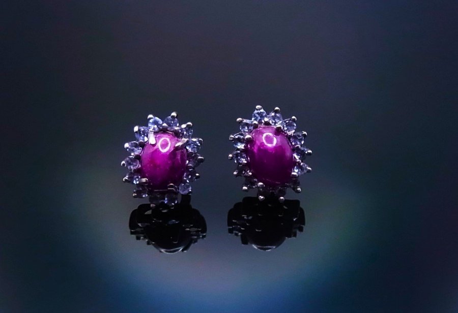 DESIGNER RUBY ÖRHÄNGEN med TANZANITE ENOURAGE / RUBIN OHRRINGE