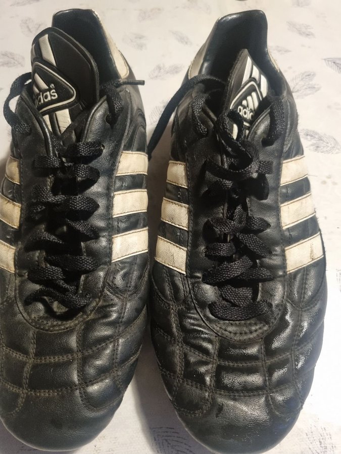 Knappt abvönda fotbillsskor Adidas. Längd på utsidan 29 cm