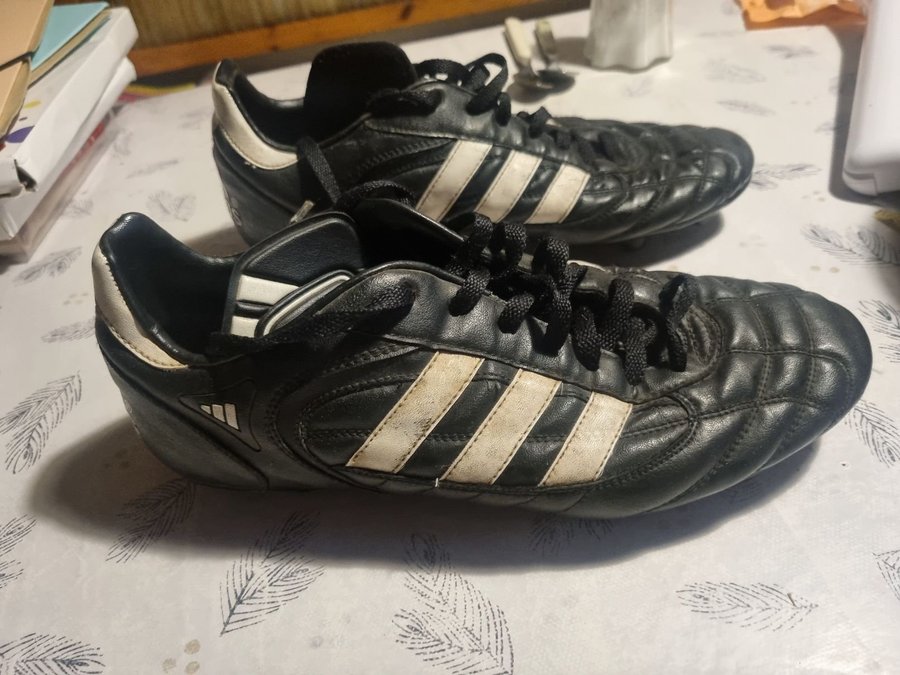 Knappt abvönda fotbillsskor Adidas. Längd på utsidan 29 cm