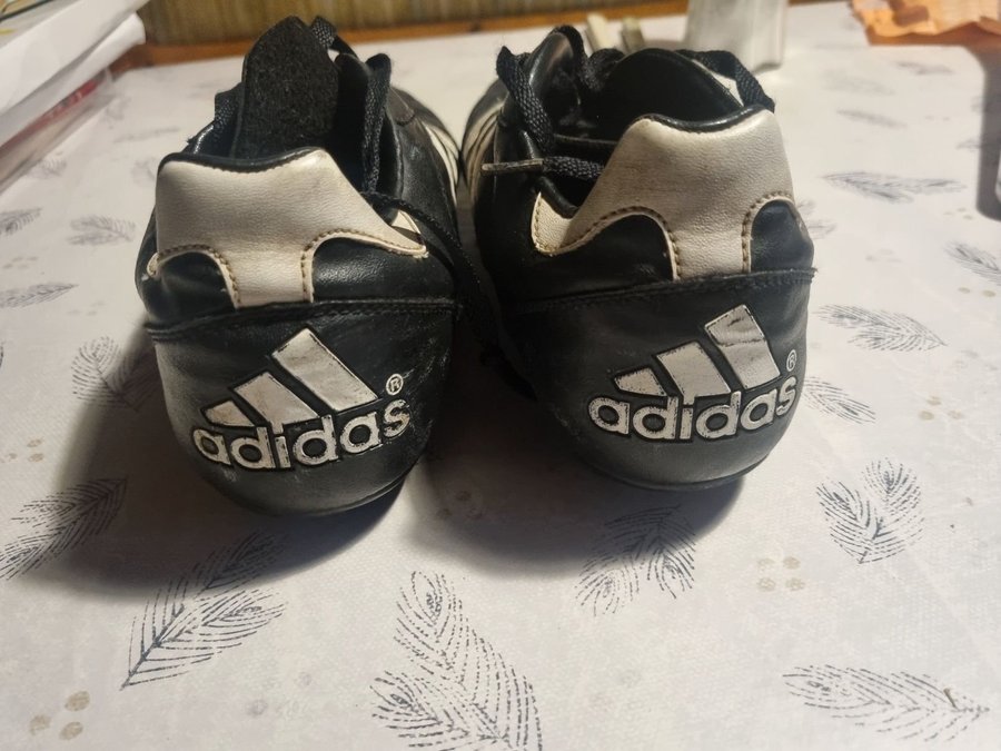 Knappt abvönda fotbillsskor Adidas. Längd på utsidan 29 cm