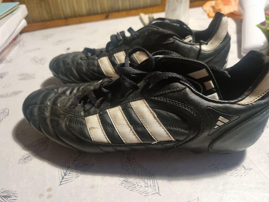 Knappt abvönda fotbillsskor Adidas. Längd på utsidan 29 cm