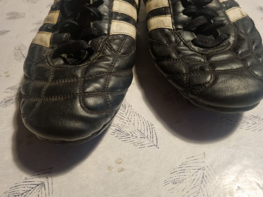 Knappt abvönda fotbillsskor Adidas. Längd på utsidan 29 cm