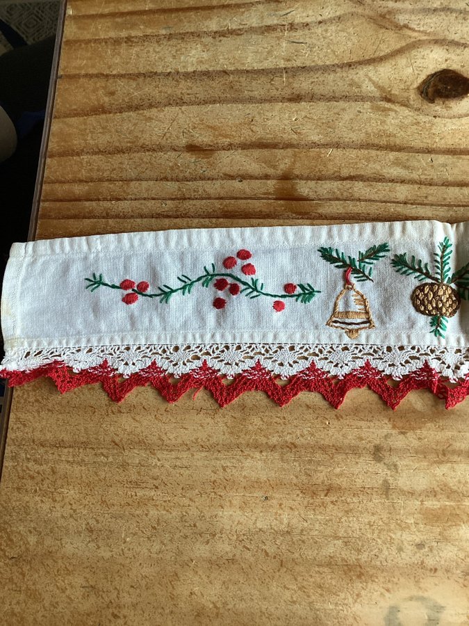 Äldre hyllremsa med broderat julmotiv och fin spets