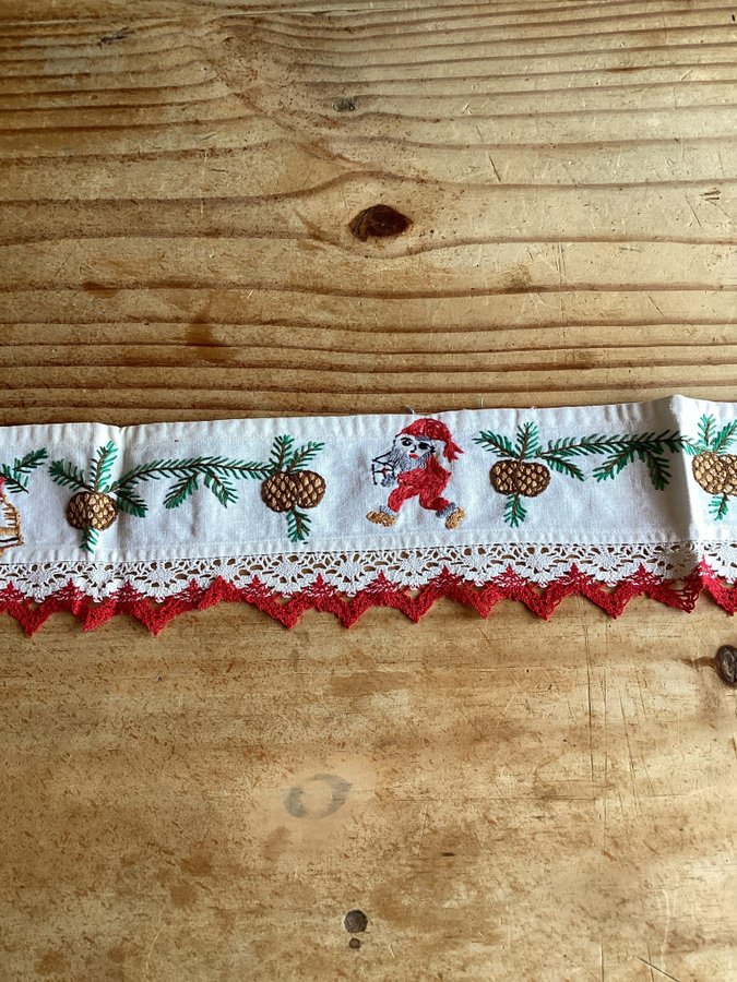 Äldre hyllremsa med broderat julmotiv och fin spets