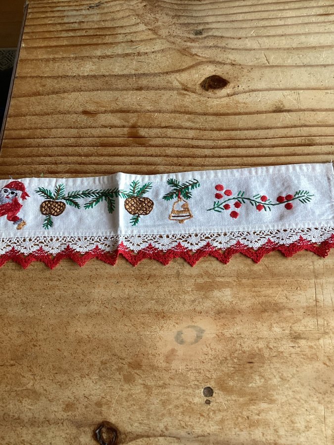 Äldre hyllremsa med broderat julmotiv och fin spets