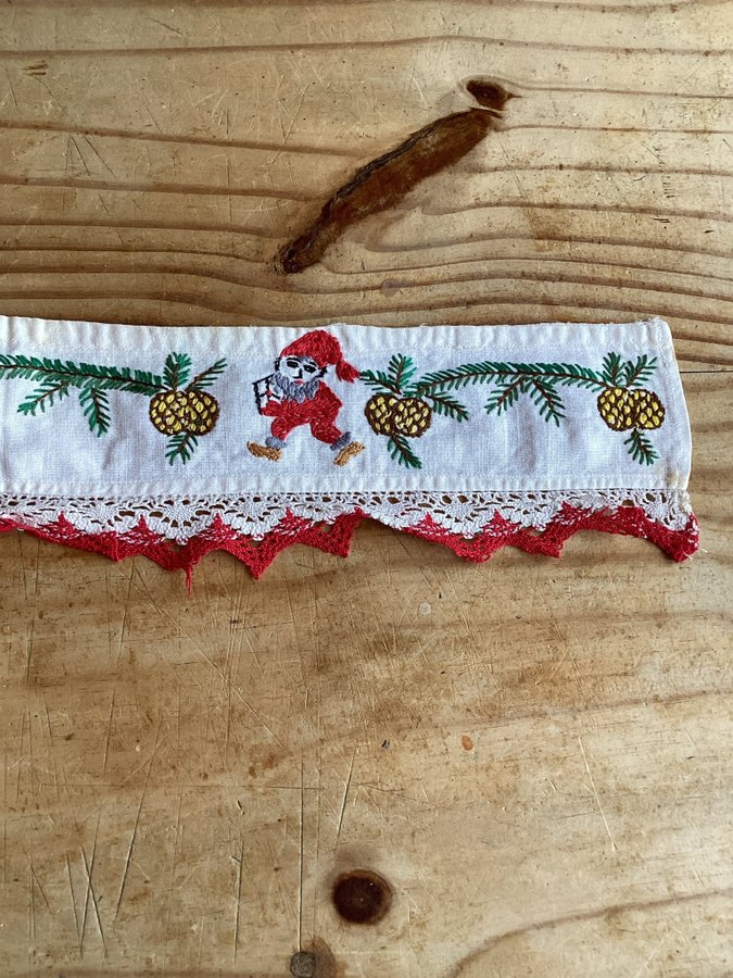 Äldre hyllremsa med broderat julmotiv och fin spets