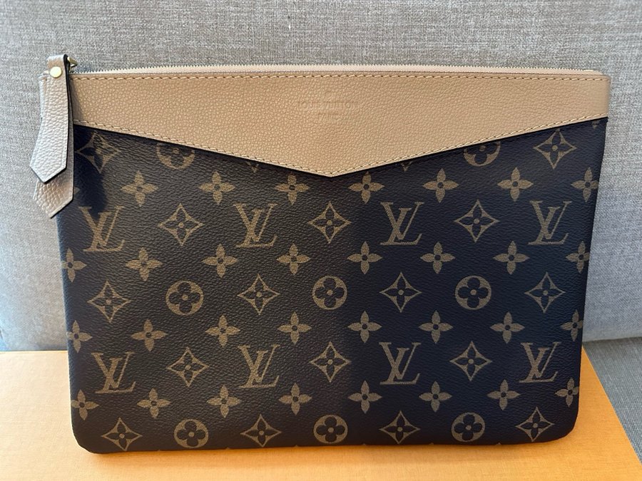 Louis Vuitton Daily Pouch Sesame