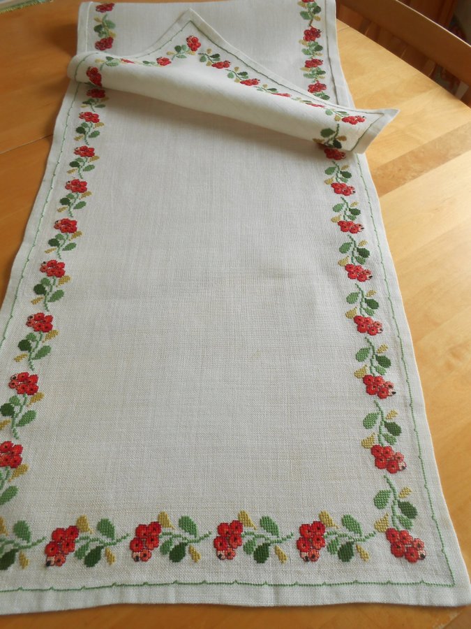 Vacker handbroderad på 10-trådig linne/löpare med bär/41x137cm