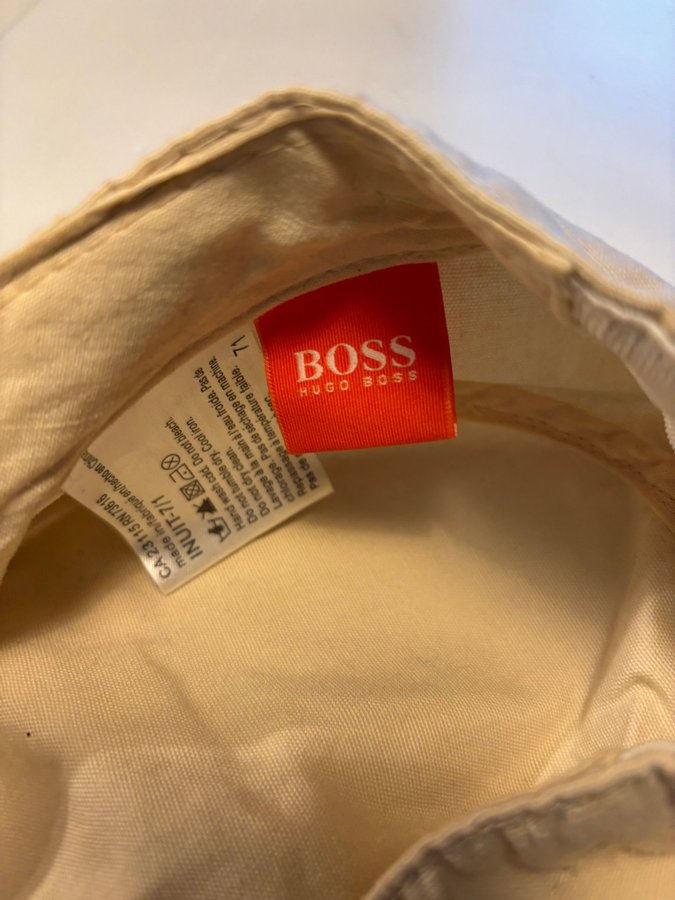 BOSS beige keps