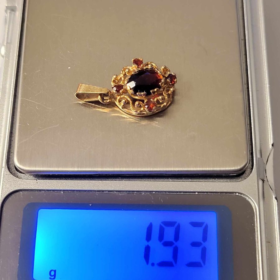 Så vackert 18k guld hänge med granater, stämplad 18k o. kattfot, 1,93 gram