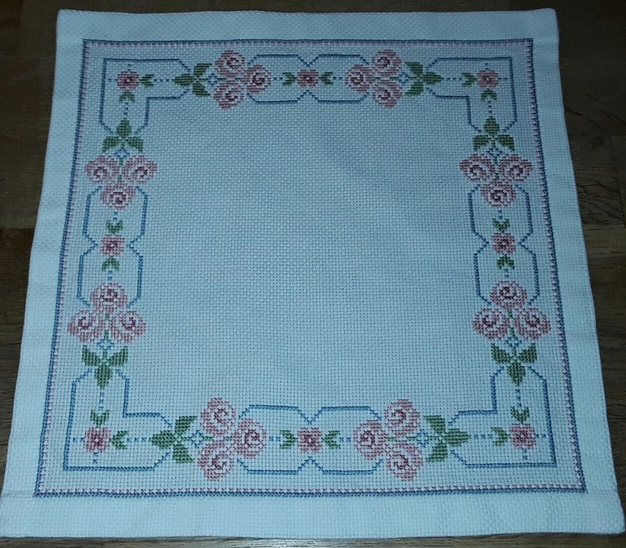 Handbroderad vacker vit DUK välbroderad med rosor 305 cm x 305 cm NYSKICK