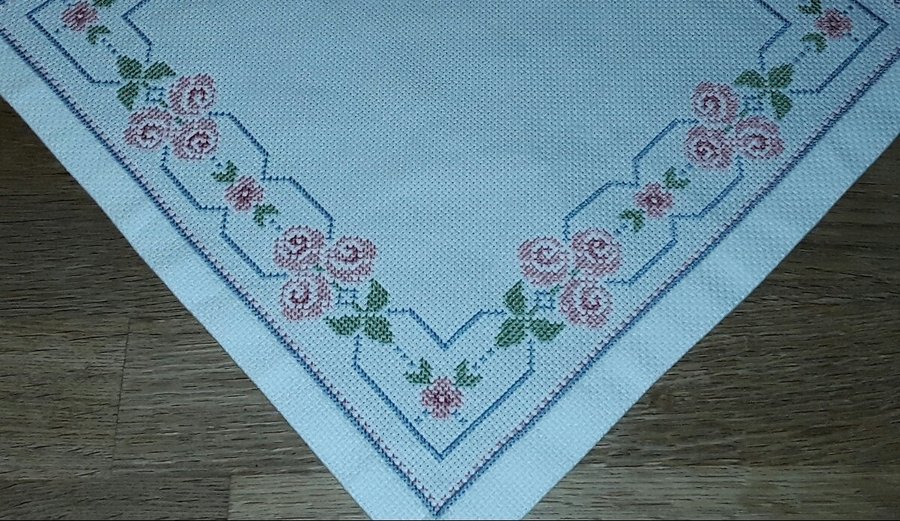 Handbroderad vacker vit DUK välbroderad med rosor 305 cm x 305 cm NYSKICK