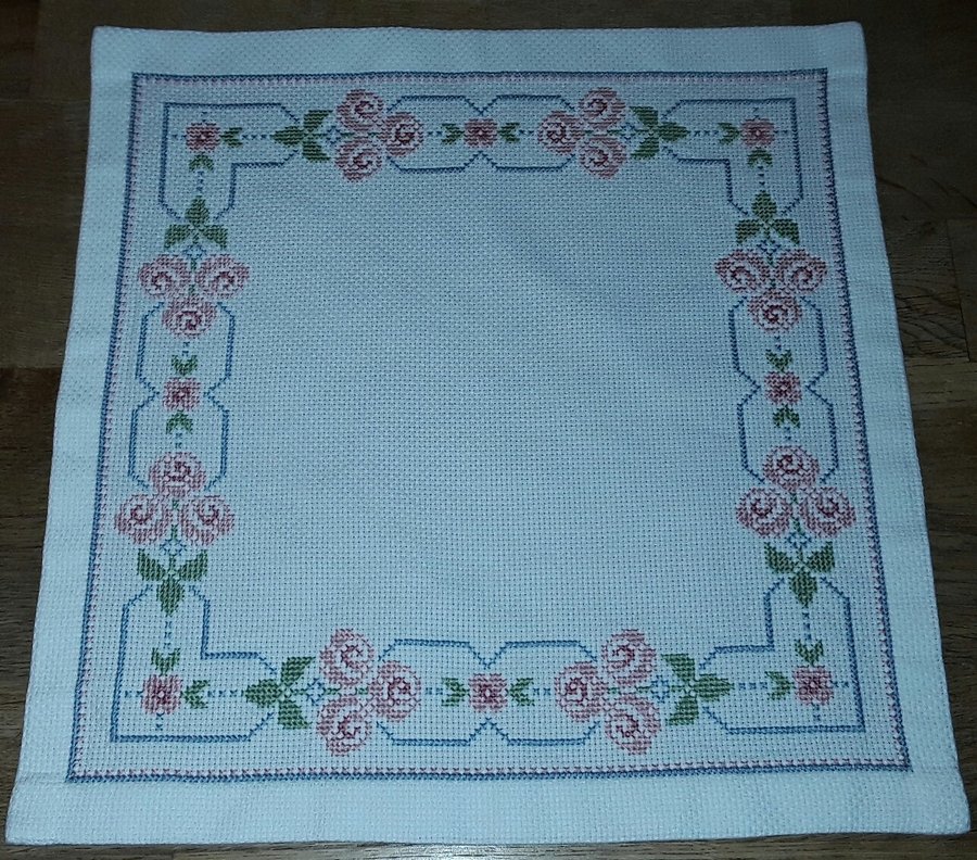 Handbroderad vacker vit DUK välbroderad med rosor 305 cm x 305 cm NYSKICK