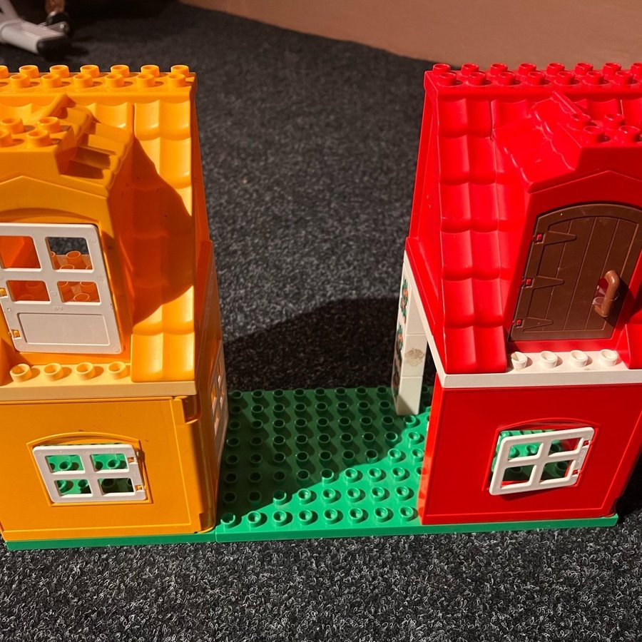 Två stycken Lego Duplo Hus