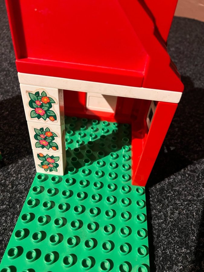 Två stycken Lego Duplo Hus