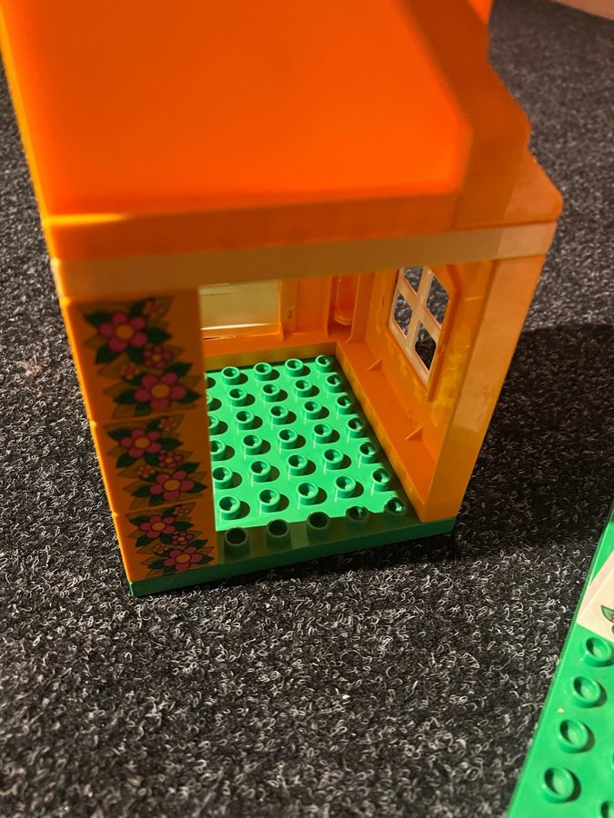 Två stycken Lego Duplo Hus