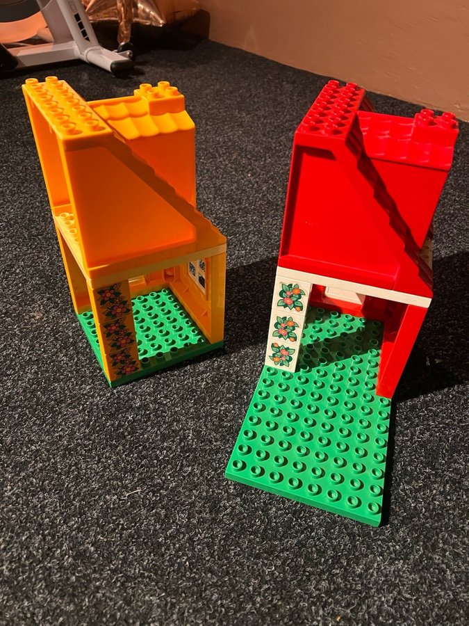 Två stycken Lego Duplo Hus