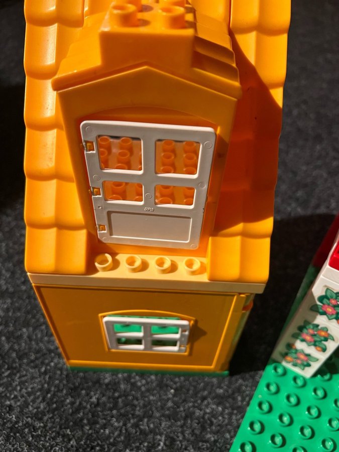 Två stycken Lego Duplo Hus