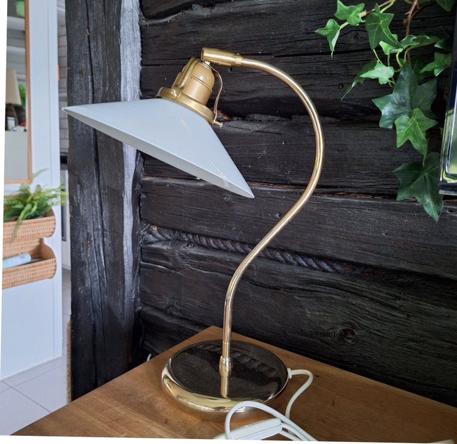 Bordslampa retro Sjömarkens mässing vit skomakarskärm