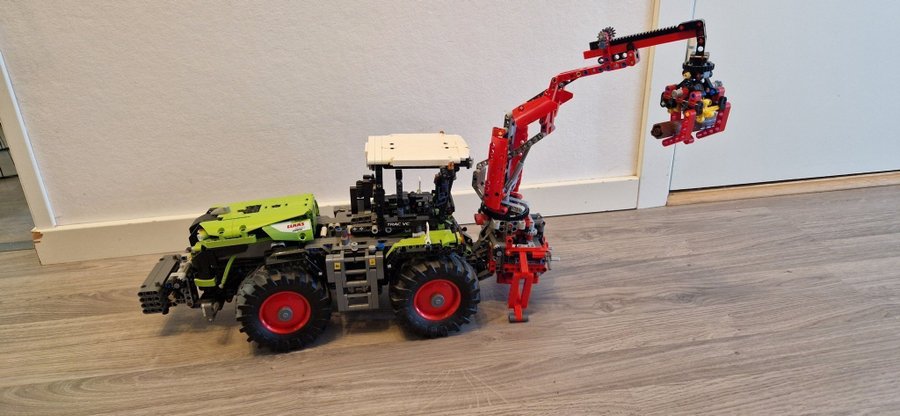 Lego technic 42054 CLAAS XERION 5000 TRAC VC traktor