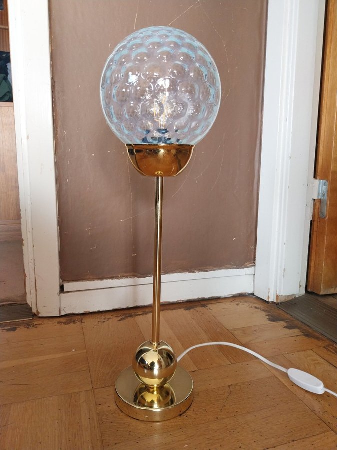 Bordslampa i mässing med bubblig glaskup