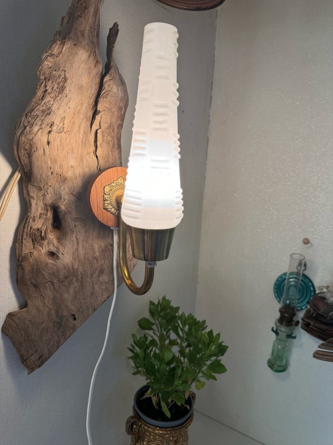 Vägglampa/ mässing/ teak/ opalinglas/ vit/ sänglampa/ lampett